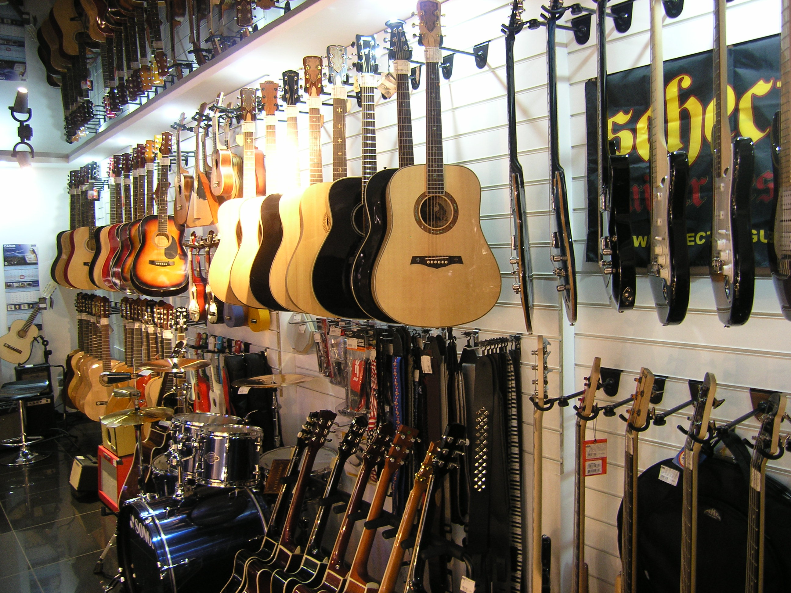 Музмаг. Музыкальный магазин Октава. Соната Самара музыкальный магазин. Гитары музыкальные магазины. Гитарный магазин.