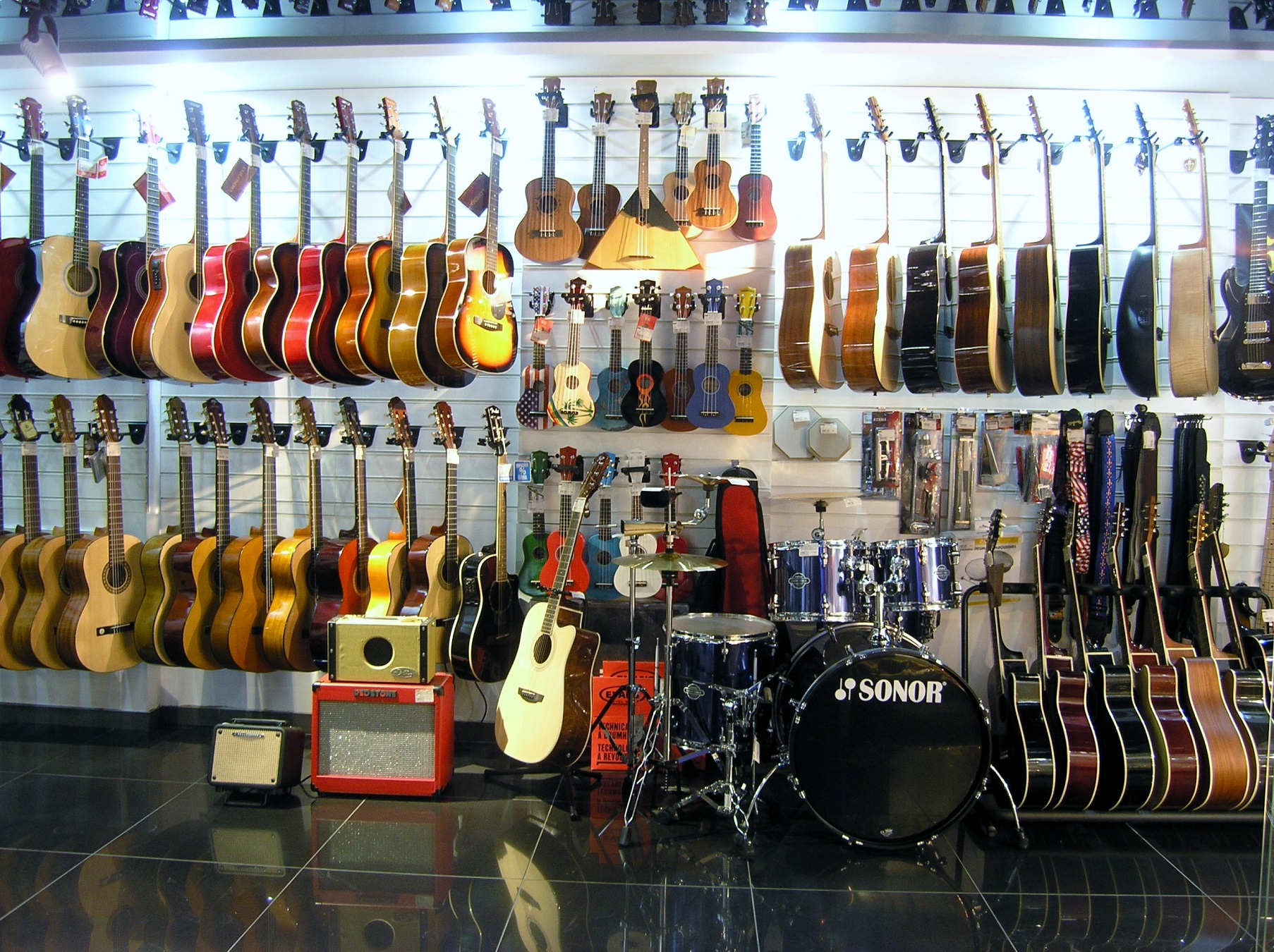 Музмаг. Музыкальный магазин. Магазин музыкальных инструментов. Гитары музыкальные магазины. Гитарный магазин.