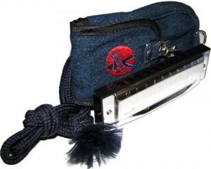 Hohner M91701 Traveller Губная гармошка в джинсовой сумочке с ремешком. 20 латунных язычков 0.9мм