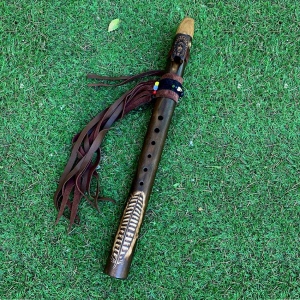 Индейская флейта пимак в стиле этно с украшением резьбой, выжиганием, кожаными ремешками, бусинами